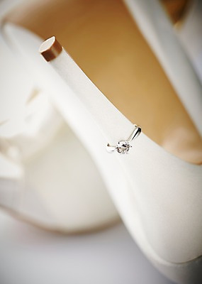 포토 JPG 스튜디오촬영 구두 결혼 장신구 실내 선물 근접촬영 사람없음 아웃포커스 반지 하이힐 보석 오브젝트 예물 결혼반지 커플반지 결혼소품 구두굽 다이아몬드반지 국내포토 뷰포인트 신발 촬영기법 이벤트 내부 여성화 광석 파일형식