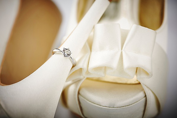 포토 JPG 스튜디오촬영 구두 결혼 장신구 실내 선물 근접촬영 사람없음 아웃포커스 반지 하이힐 보석 오브젝트 예물 결혼반지 커플반지 결혼소품 구두굽 다이아몬드반지 국내포토 뷰포인트 신발 촬영기법 이벤트 내부 여성화 광석 파일형식