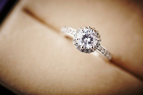 포토 JPG 스튜디오촬영 결혼 장신구 실내 선물 근접촬영 사람없음 아웃포커스 상자 반지 보석 오브젝트 예물 결혼반지 커플반지 결혼소품 다이아몬드반지 국내포토 뷰포인트 촬영기법 이벤트 내부 광석 파일형식