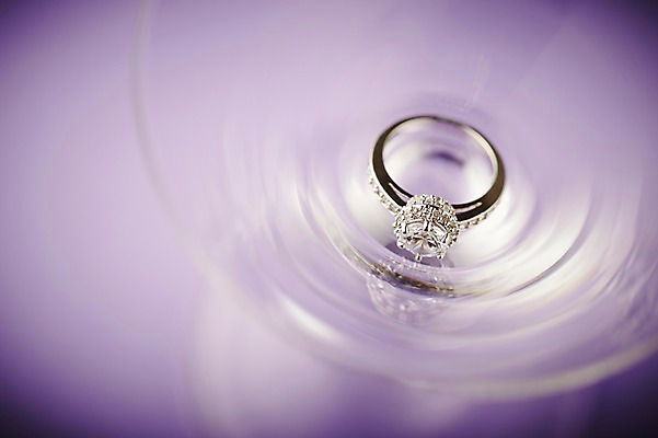 포토 JPG 스튜디오촬영 결혼 장신구 잔 실내 선물 근접촬영 사람없음 아웃포커스 컵 반지 보석 오브젝트 담기 예물 샴페인잔 결혼반지 커플반지 결혼소품 다이아몬드반지 국내포토 식기 뷰포인트 술잔 모션 촬영기법 이벤트 내부 광석 파일형식