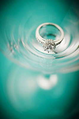 포토 JPG 스튜디오촬영 결혼 장신구 잔 실내 선물 근접촬영 사람없음 아웃포커스 컵 반지 보석 오브젝트 담기 예물 샴페인잔 결혼반지 커플반지 결혼소품 다이아몬드반지 국내포토 식기 뷰포인트 술잔 모션 촬영기법 이벤트 내부 광석 파일형식