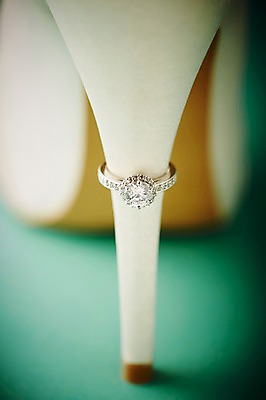 포토 JPG 스튜디오촬영 구두 결혼 장신구 실내 선물 근접촬영 사람없음 아웃포커스 반지 하이힐 보석 오브젝트 예물 결혼반지 커플반지 결혼소품 구두굽 다이아몬드반지 국내포토 뷰포인트 신발 촬영기법 이벤트 내부 여성화 광석 파일형식