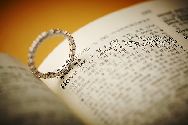 포토 JPG 스튜디오촬영 알파벳 영어 종이 결혼 장신구 실내 선물 사랑 근접촬영 사람없음 아웃포커스 단어 반지 보석 오브젝트 예물 결혼반지 커플반지 소문자 결혼소품 사전 국내포토 문자 감정 뷰포인트 촬영기법 이벤트 내부 책 광석 파일형식