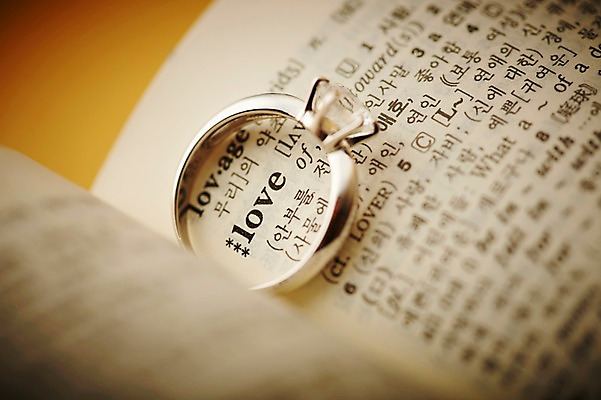 포토 JPG 스튜디오촬영 알파벳 영어 종이 결혼 장신구 실내 선물 사랑 근접촬영 사람없음 아웃포커스 단어 반지 보석 오브젝트 예물 결혼반지 커플반지 소문자 결혼소품 사전 다이아몬드반지 국내포토 문자 감정 뷰포인트 촬영기법 이벤트 내부 책 광석 파일형식