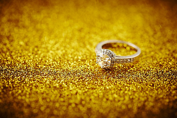 포토 JPG 스튜디오촬영 결혼 장신구 실내 선물 근접촬영 사람없음 아웃포커스 반지 보석 오브젝트 예물 결혼반지 커플반지 결혼소품 금가루 다이아몬드반지 국내포토 뷰포인트 촬영기법 이벤트 내부 광석 가루 파일형식