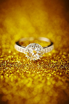 포토 JPG 스튜디오촬영 결혼 장신구 실내 선물 근접촬영 사람없음 아웃포커스 반지 보석 오브젝트 예물 결혼반지 커플반지 결혼소품 금가루 다이아몬드반지 국내포토 뷰포인트 촬영기법 이벤트 내부 광석 가루 파일형식