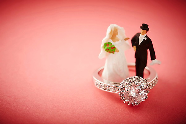 포토 JPG 스튜디오촬영 신부 인형 신랑 결혼 장신구 실내 선물 근접촬영 사람없음 아웃포커스 장난감 미니어처 피규어 반지 보석 오브젝트 예물 결혼반지 커플반지 결혼소품 다이아몬드반지 국내포토 뷰포인트 촬영기법 이벤트 내부 모형 광석 파일형식