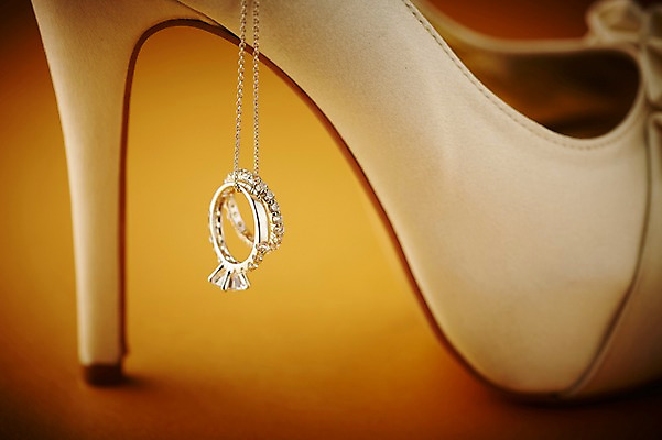 포토 JPG 스튜디오촬영 구두 결혼 목걸이 장신구 실내 선물 근접촬영 사람없음 아웃포커스 반지 하이힐 보석 오브젝트 예물 결혼반지 커플반지 결혼소품 구두굽 다이아몬드반지 국내포토 뷰포인트 신발 촬영기법 이벤트 내부 여성화 광석 파일형식