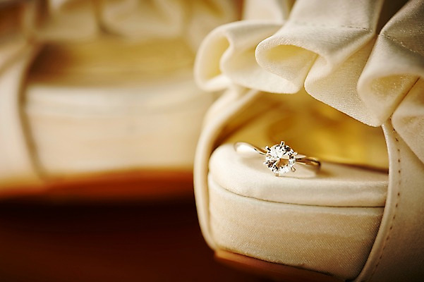 포토 JPG 스튜디오촬영 구두 결혼 장신구 실내 선물 근접촬영 사람없음 아웃포커스 반지 보석 오브젝트 예물 결혼반지 커플반지 결혼소품 다이아몬드반지 국내포토 뷰포인트 신발 촬영기법 이벤트 내부 광석 파일형식