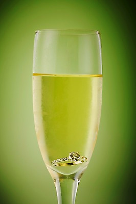 포토 JPG 스튜디오촬영 결혼 장신구 잔 주류 실내 선물 근접촬영 사람없음 반지 샴페인 보석 오브젝트 담기 예물 샴페인잔 결혼반지 커플반지 결혼소품 빠짐 다이아몬드반지 국내포토 식기 음료 뷰포인트 술잔 모션 이벤트 내부 광석 파일형식