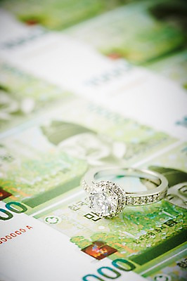 포토 JPG 스튜디오촬영 결혼 지폐 돈 장신구 실내 선물 근접촬영 사람없음 아웃포커스 금융 경제 반지 만원 보석 오브젝트 예물 결혼반지 커플반지 결혼소품 다이아몬드반지 국내포토 뷰포인트 촬영기법 이벤트 내부 재산 광석 파일형식