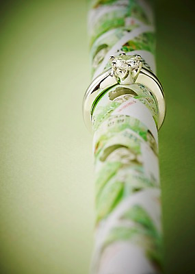 포토 JPG 스튜디오촬영 결혼 지폐 돈 장신구 실내 선물 근접촬영 사람없음 아웃포커스 금융 경제 반지 만원 보석 오브젝트 예물 결혼반지 커플반지 결혼소품 다이아몬드반지 국내포토 뷰포인트 촬영기법 이벤트 내부 재산 광석 파일형식