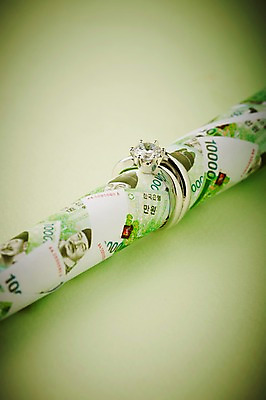 포토 JPG 스튜디오촬영 결혼 지폐 돈 장신구 실내 선물 근접촬영 사람없음 아웃포커스 금융 경제 반지 만원 보석 오브젝트 예물 결혼반지 커플반지 결혼소품 다이아몬드반지 국내포토 뷰포인트 촬영기법 이벤트 내부 재산 광석 파일형식