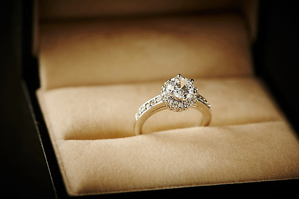 포토 JPG 스튜디오촬영 결혼 장신구 실내 선물 근접촬영 사람없음 아웃포커스 상자 반지 보석 오브젝트 예물 결혼반지 커플반지 결혼소품 다이아몬드반지 국내포토 뷰포인트 촬영기법 이벤트 내부 광석 파일형식