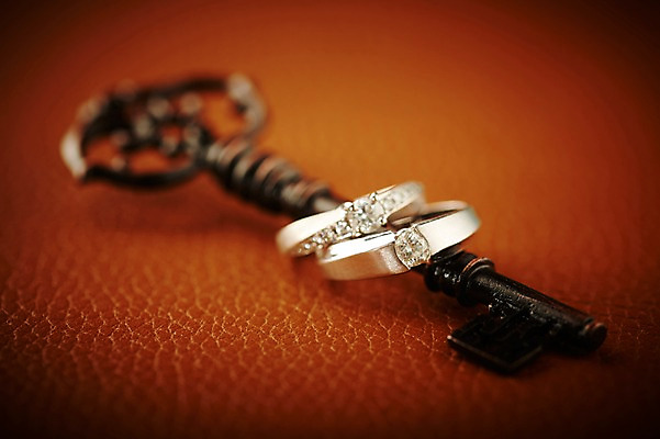 포토 JPG 스튜디오촬영 결혼 장신구 열쇠 실내 선물 근접촬영 사람없음 아웃포커스 반지 보석 오브젝트 예물 결혼반지 커플반지 결혼소품 국내포토 뷰포인트 촬영기법 이벤트 내부 광석 파일형식