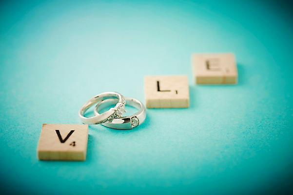 포토 JPG 스튜디오촬영 알파벳 영어 결혼 장신구 대문자 실내 선물 사랑 근접촬영 사람없음 아웃포커스 단어 블록 반지 보석 오브젝트 예물 결혼반지 커플반지 결혼소품 국내포토 문자 감정 뷰포인트 촬영기법 이벤트 내부 광석 파일형식