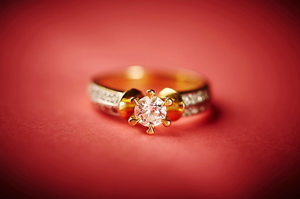 포토 JPG 스튜디오촬영 결혼 장신구 실내 선물 근접촬영 사람없음 아웃포커스 반지 보석 오브젝트 예물 결혼반지 커플반지 결혼소품 다이아몬드반지 국내포토 뷰포인트 촬영기법 이벤트 내부 광석 파일형식