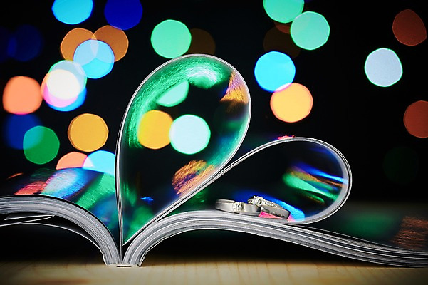 포토 JPG 스튜디오촬영 결혼 장신구 조명 실내 선물 근접촬영 사람없음 아웃포커스 책 빛 펼침 하트 반지 보석 오브젝트 예물 결혼반지 보케 커플반지 결혼소품 국내포토 모양 뷰포인트 모션 촬영기법 이벤트 내부 광석 파일형식