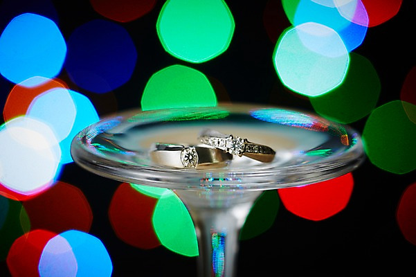 포토 JPG 스튜디오촬영 결혼 장신구 조명 잔 실내 선물 근접촬영 사람없음 아웃포커스 빛 반지 보석 오브젝트 예물 결혼반지 보케 커플반지 결혼소품 국내포토 식기 뷰포인트 촬영기법 이벤트 내부 광석 파일형식