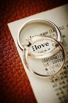 포토 JPG 스튜디오촬영 알파벳 영어 결혼 장신구 실내 선물 사랑 근접촬영 사람없음 아웃포커스 단어 반지 보석 오브젝트 예물 결혼반지 커플반지 소문자 결혼소품 사전 국내포토 문자 감정 뷰포인트 촬영기법 이벤트 내부 책 광석 파일형식