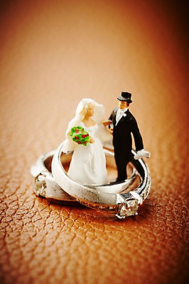 포토 JPG 스튜디오촬영 신부 인형 신랑 결혼 장신구 실내 선물 근접촬영 사람없음 아웃포커스 장난감 미니어처 피규어 반지 보석 오브젝트 예물 결혼반지 커플반지 결혼소품 다이아몬드반지 국내포토 뷰포인트 촬영기법 이벤트 내부 모형 광석 파일형식