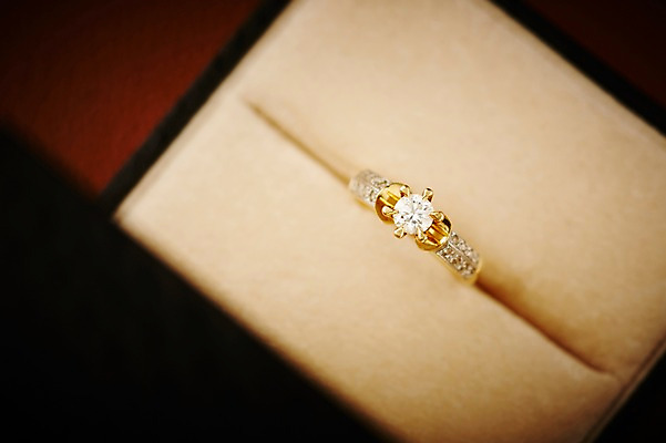 포토 JPG 스튜디오촬영 결혼 장신구 실내 선물 근접촬영 사람없음 아웃포커스 상자 반지 보석 오브젝트 예물 결혼반지 커플반지 결혼소품 다이아몬드반지 국내포토 뷰포인트 촬영기법 이벤트 내부 광석 파일형식