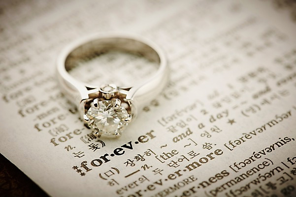 포토 JPG 스튜디오촬영 알파벳 영어 결혼 장신구 실내 선물 근접촬영 사람없음 아웃포커스 단어 반지 보석 오브젝트 예물 결혼반지 커플반지 소문자 결혼소품 사전 다이아몬드반지 영원 국내포토 문자 뷰포인트 촬영기법 이벤트 내부 책 광석 파일형식