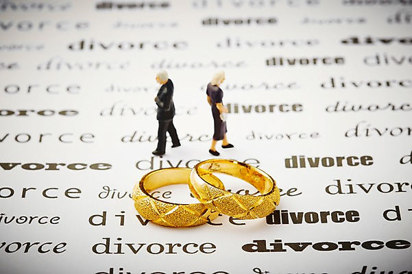 포토 문자 부부 커플 영어 뷰포인트 결혼 컨셉 장신구 관계 촬영기법 실내 이벤트 내부 모형 미니어처 반지 광석 오브젝트 이혼 파일형식 이별 황혼이혼 커플반지 예물 단어 알파벳 선물 소문자 피규어 인형 장난감 노부부 결혼반지 결혼소품 근접촬영 아웃포커스 스튜디오촬영 사람없음 JPG 보석 국내포토