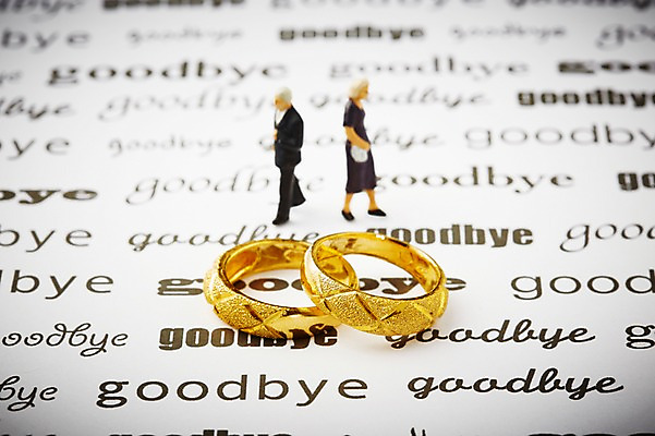 포토 JPG 스튜디오촬영 부부 커플 알파벳 영어 인형 결혼 장신구 실내 선물 근접촬영 사람없음 아웃포커스 단어 장난감 노부부 미니어처 피규어 반지 보석 이별 오브젝트 예물 결혼반지 커플반지 소문자 결혼소품 이혼 황혼이혼 국내포토 문자 뷰포인트 컨셉 관계 촬영기법 이벤트 내부 모형 광석 파일형식