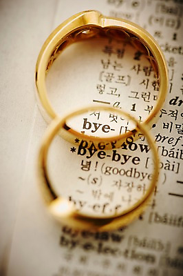 포토 JPG 스튜디오촬영 알파벳 영어 결혼 장신구 실내 선물 근접촬영 사람없음 아웃포커스 단어 반지 보석 이별 오브젝트 예물 결혼반지 커플반지 소문자 결혼소품 사전 이혼 국내포토 문자 뷰포인트 컨셉 촬영기법 이벤트 내부 책 광석 파일형식