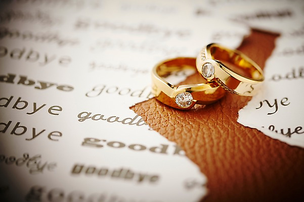 포토 JPG 스튜디오촬영 종이 결혼 장신구 실내 선물 근접촬영 사람없음 아웃포커스 반지 보석 이별 오브젝트 예물 결혼반지 커플반지 결혼소품 찢어짐 이혼 국내포토 뷰포인트 컨셉 모션 촬영기법 이벤트 내부 광석 파일형식