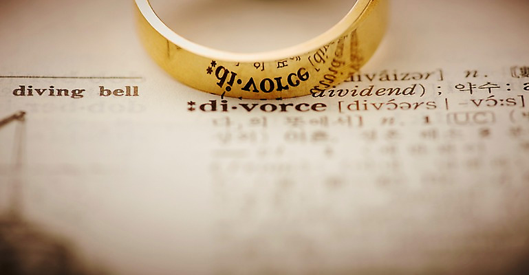 포토 JPG 스튜디오촬영 알파벳 영어 결혼 장신구 실내 선물 근접촬영 사람없음 아웃포커스 단어 반사 반지 보석 오브젝트 예물 결혼반지 커플반지 소문자 결혼소품 사전 이혼 국내포토 문자 뷰포인트 촬영기법 이벤트 내부 책 광석 파일형식