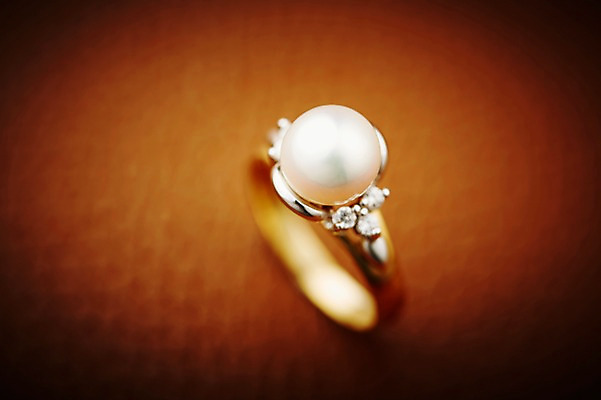 포토 JPG 스튜디오촬영 결혼 장신구 실내 선물 근접촬영 사람없음 아웃포커스 반지 보석 오브젝트 예물 결혼반지 진주 커플반지 결혼소품 진주반지 국내포토 뷰포인트 촬영기법 이벤트 내부 광석 진주_보석 파일형식