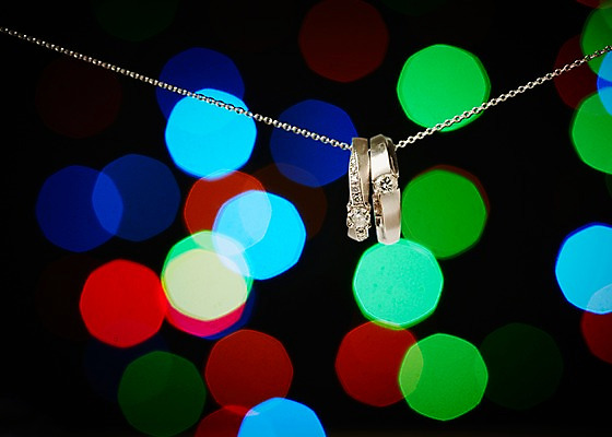 포토 JPG 스튜디오촬영 결혼 목걸이 장신구 조명 실내 선물 근접촬영 사람없음 아웃포커스 빛 반지 보석 오브젝트 예물 결혼반지 보케 커플반지 결혼소품 국내포토 뷰포인트 촬영기법 이벤트 내부 광석 파일형식