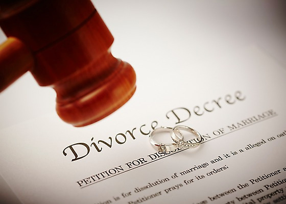 포토 JPG 스튜디오촬영 종이 결혼 장신구 실내 선물 근접촬영 사람없음 아웃포커스 반지 보석 오브젝트 문서 예물 결혼반지 커플반지 결혼소품 의사봉 봉 이혼 국내포토 뷰포인트 촬영기법 이벤트 내부 광석 파일형식