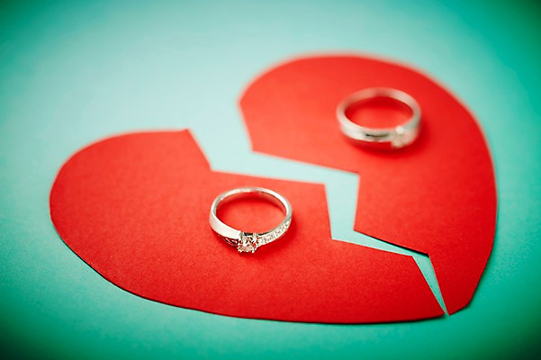 포토 JPG 스튜디오촬영 결혼 장신구 실내 선물 근접촬영 사람없음 아웃포커스 하트 반지 보석 이별 오브젝트 예물 결혼반지 커플반지 결혼소품 찢어짐 이혼 국내포토 모양 뷰포인트 컨셉 모션 촬영기법 이벤트 내부 광석 파일형식