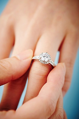 포토 JPG 스튜디오촬영 손 결혼 장신구 손가락 실내 선물 한명 근접촬영 아웃포커스 신체부위 양손 반지 보석 오브젝트 예물 결혼반지 커플반지 결혼소품 다이아몬드반지 국내포토 1 뷰포인트 촬영기법 사람 이벤트 내부 광석 파일형식