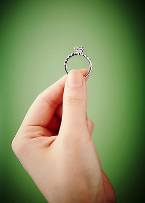 포토 JPG 스튜디오촬영 손 결혼 장신구 한손 실내 선물 한명 들기 근접촬영 신체부위 반지 보석 오브젝트 예물 결혼반지 커플반지 결혼소품 다이아몬드반지 국내포토 1 뷰포인트 모션 사람 이벤트 내부 광석 파일형식