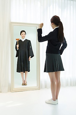 포토 JPG 전신 직업 학생 여학생 여자 교복 모션 상상 청소년 여고생 고등학생 미래 실내 서기 웃음 들기 사람 동양인 두명 앞모습 뒷모습 10대 십대라이프스타일 파이팅 희망 주먹 꿈 거울 한국인 커튼 판사 장래희망 의사봉 법관 십대여자만 국내포토 라이프스타일 옷 감정 뷰포인트 컨셉 표정 인종 내부 법률가 여자만 십대만 파일형식