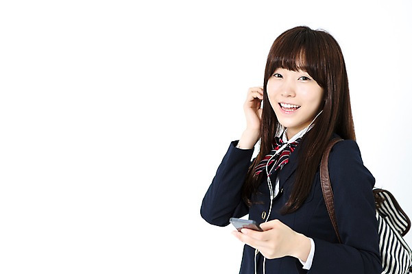 포토 JPG 스튜디오촬영 학생 여학생 여자 교복 이어폰 가방 청소년 여고생 고등학생 실내 한명 웃음 들기 사람 동양인 상반신 옆모습 10대 스마트폰 십대라이프스타일 음악감상 듣기 한국인 십대여자한명만 국내포토 1 라이프스타일 잡화 옷 뷰포인트 음향기기 모션 표정 인종 내부 핸드폰 스마트기기 감상 여자한명만 십대여자만 파일형식
