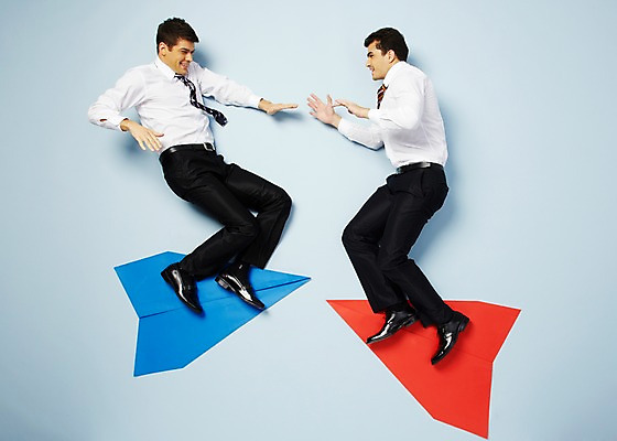 포토 JPG 스튜디오촬영 전신 서양인 해외기획촬영 2012년태국 남자 포즈 비즈니스 모션 실내 웃음 사람 정장 20대 성인 두명 공중 옆모습 비즈니스라이프 하이앵글 비행 비즈니스맨 종이비행기 파란배경 청년만 청년남자만 국내포토 외국인 라이프스타일 옷 뷰포인트 백그라운드 표정 청년 내부 파란색 직장인 종이접기 남자만 성인만 파일형식