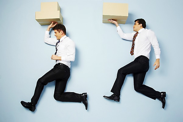 포토 JPG 스튜디오촬영 전신 서양인 해외기획촬영 2012년태국 남자 포즈 비즈니스 모션 실내 들기 사람 정장 20대 성인 두명 공중 옆모습 비즈니스라이프 상자 하이앵글 비즈니스맨 배송 파란배경 청년만 청년남자만 국내포토 외국인 라이프스타일 옷 뷰포인트 백그라운드 청년 내부 파란색 직장인 남자만 성인만 파일형식