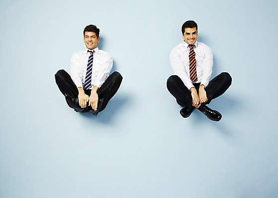 포토 JPG 스튜디오촬영 전신 서양인 해외기획촬영 2012년태국 남자 포즈 비즈니스 모션 실내 웃음 사람 정장 20대 성인 두명 공중 앞모습 비즈니스라이프 하이앵글 비즈니스맨 파란배경 가부좌 청년만 청년남자만 국내포토 외국인 라이프스타일 옷 뷰포인트 백그라운드 표정 앉기 청년 내부 파란색 직장인 남자만 성인만 파일형식