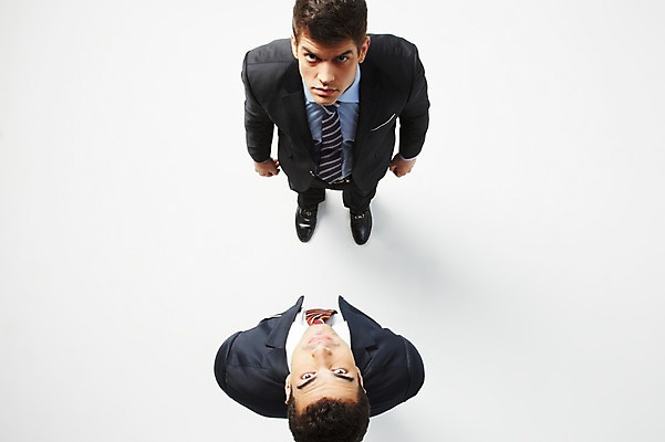 포토 JPG 스튜디오촬영 전신 서양인 해외기획촬영 2012년태국 남자 비즈니스 실내 서기 사람 정장 20대 성인 두명 비즈니스라이프 하이앵글 올려보기 비즈니스맨 청년만 청년남자만 국내포토 외국인 라이프스타일 옷 뷰포인트 모션 청년 내부 직장인 남자만 성인만 파일형식