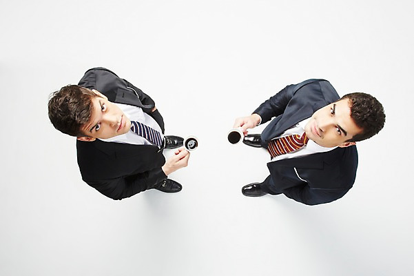 포토 JPG 스튜디오촬영 전신 서양인 해외기획촬영 2012년태국 남자 커피 음료 비즈니스 티타임 휴식 실내 서기 들기 사람 정장 20대 성인 두명 비즈니스라이프 하이앵글 올려보기 비즈니스맨 커피잔 청년만 청년남자만 국내포토 외국인 라이프스타일 옷 뷰포인트 컨셉 모션 잔 청년 내부 직장인 남자만 성인만 파일형식