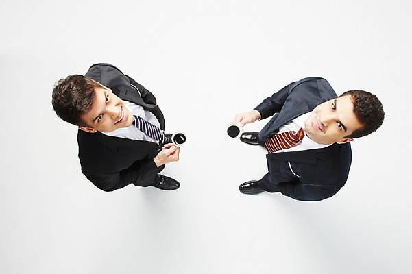 포토 JPG 스튜디오촬영 전신 서양인 해외기획촬영 2012년태국 남자 커피 음료 비즈니스 티타임 휴식 실내 서기 웃음 들기 사람 정장 20대 성인 두명 비즈니스라이프 하이앵글 올려보기 비즈니스맨 커피잔 청년만 청년남자만 국내포토 외국인 라이프스타일 옷 뷰포인트 컨셉 모션 잔 표정 청년 내부 직장인 남자만 성인만 파일형식