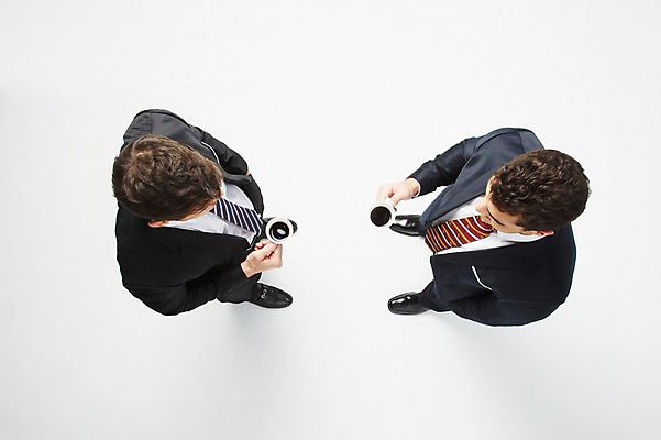 포토 JPG 스튜디오촬영 전신 서양인 해외기획촬영 2012년태국 남자 커피 음료 비즈니스 티타임 휴식 실내 서기 들기 사람 정장 20대 성인 두명 비즈니스라이프 하이앵글 마주보기 비즈니스맨 커피잔 청년만 청년남자만 국내포토 외국인 라이프스타일 옷 뷰포인트 컨셉 모션 잔 청년 내부 직장인 남자만 성인만 파일형식