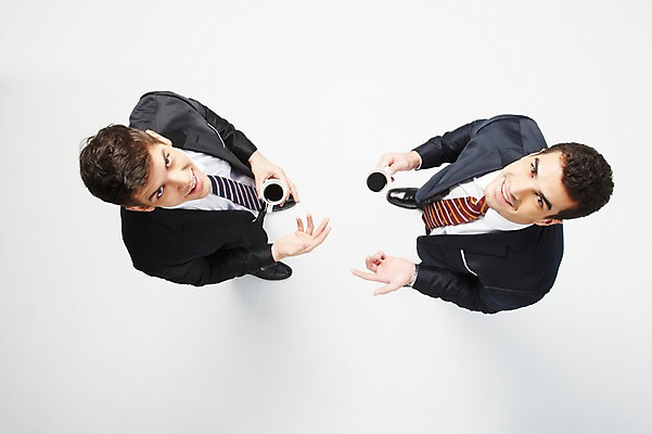 포토 JPG 스튜디오촬영 전신 서양인 해외기획촬영 2012년태국 남자 커피 음료 비즈니스 티타임 휴식 실내 서기 웃음 들기 사람 정장 20대 성인 두명 비즈니스라이프 하이앵글 올려보기 비즈니스맨 커피잔 청년만 청년남자만 국내포토 외국인 라이프스타일 옷 뷰포인트 컨셉 모션 잔 표정 청년 내부 직장인 남자만 성인만 파일형식