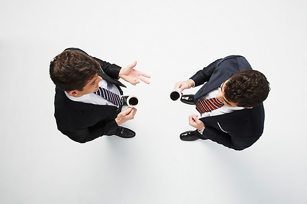 포토 JPG 스튜디오촬영 전신 서양인 해외기획촬영 2012년태국 남자 커피 음료 비즈니스 티타임 휴식 실내 대화 서기 들기 사람 정장 20대 성인 두명 비즈니스라이프 하이앵글 마주보기 비즈니스맨 커피잔 청년만 청년남자만 국내포토 외국인 라이프스타일 옷 뷰포인트 컨셉 모션 잔 말하기 청년 내부 직장인 남자만 성인만 파일형식