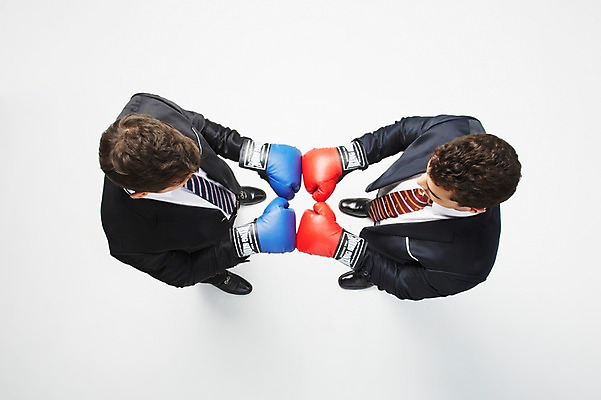 포토 JPG 스튜디오촬영 전신 서양인 해외기획촬영 2012년태국 남자 비즈니스 실내 서기 사람 정장 20대 성인 두명 비즈니스라이프 하이앵글 마주보기 경쟁 권투 글러브 권투글러브 비즈니스맨 청년만 청년남자만 국내포토 외국인 라이프스타일 옷 스포츠용품 뷰포인트 장갑 컨셉 모션 청년 내부 격투기 직장인 남자만 성인만 파일형식